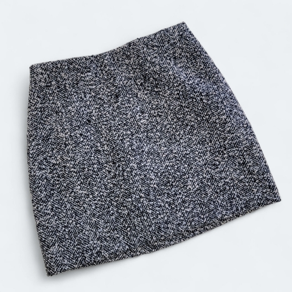 H&M Classic Black and White Tweed Mini Skirt Size 2 Straight Pencil Textured - Picture 10 of 10